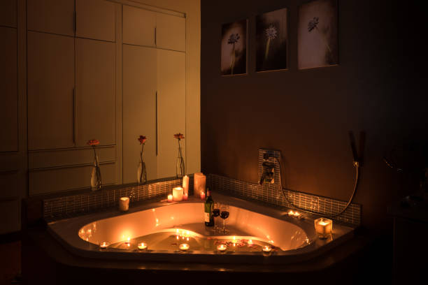 baño romántico con seduzca y vino - floating candle fotografías e imágenes de stock
