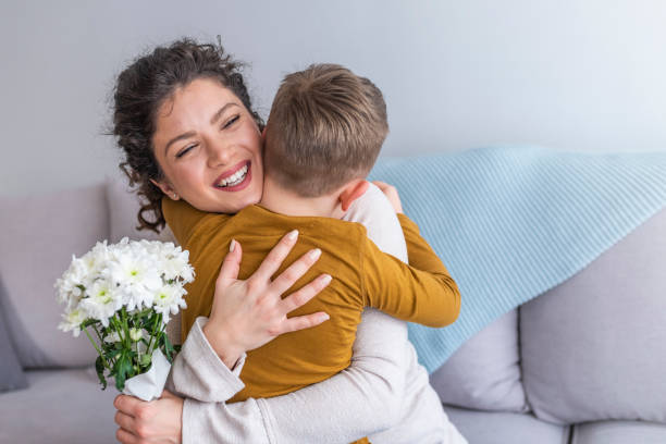 bambino e madre felici insieme - brown boy foto e immagini stock