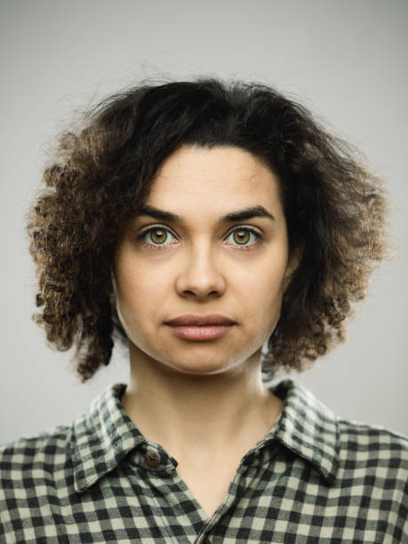ritratto in studio di giovane donna con espressione vuota - silence curly hair facial expression female foto e immagini stock