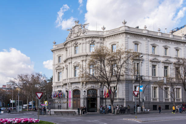 スペインのマドリード市にあるパラシオ・デ・リナレス (リナレス宮殿) のカサ・デ・アメリカ (アメリカハウス) の隣に歩いている人々。 - palacio de linares ストックフォトと画像