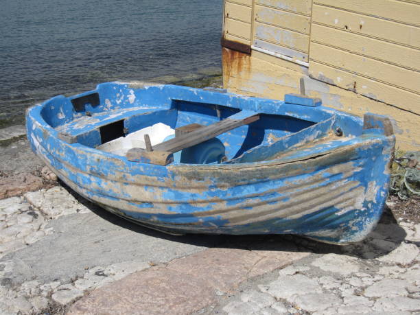 заброшенная гребная лодка на корфу - skiff nautical vessel rustic old стоковые фото и изображения