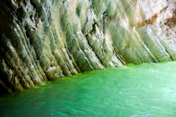 dans la grotte est un lac bleu et une cascade au sommet d'une falaise - cave fern flowing forest photos et images de collection