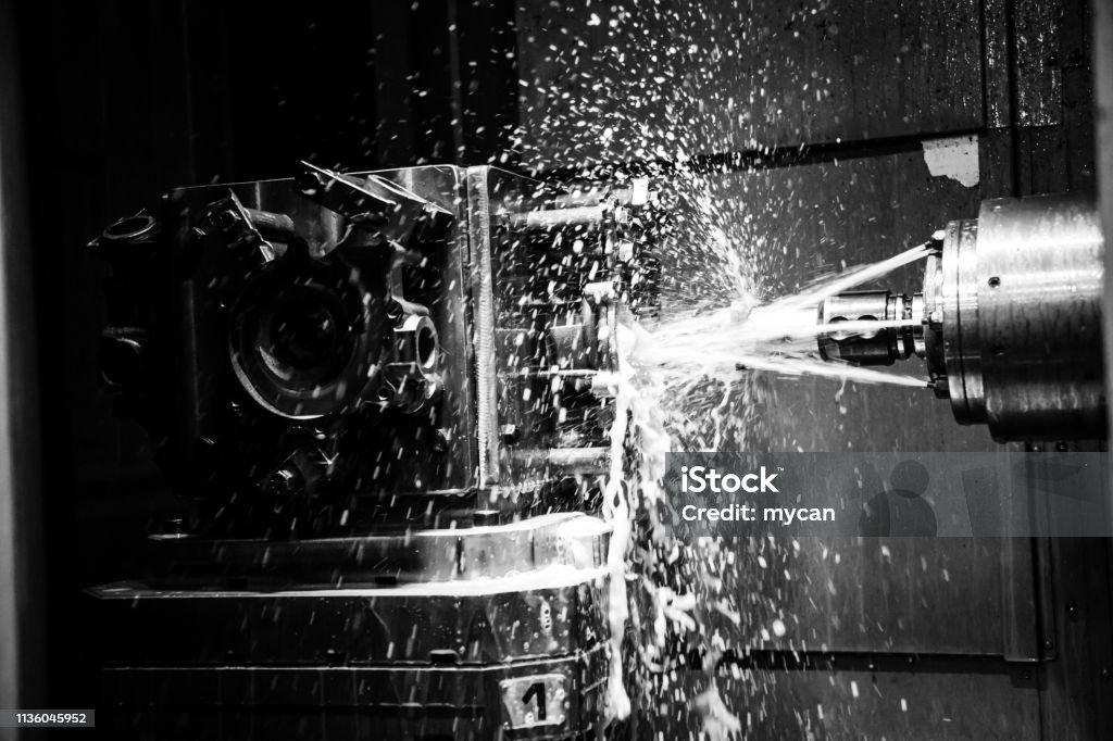Fermez-vous vers le haut de la machine CNC au travail - Photo de Acier libre de droits