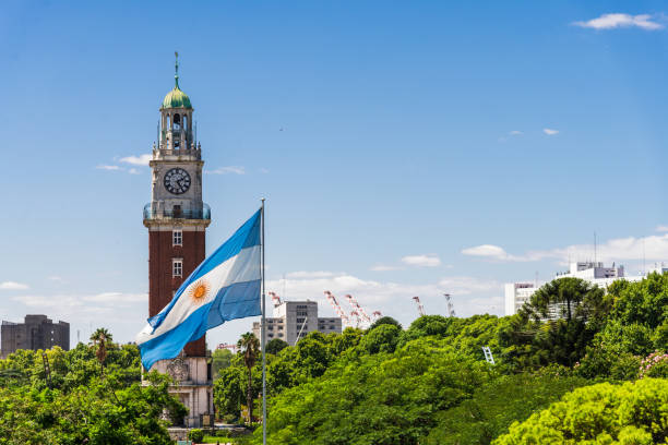 torre monumental (torre de los ingleses) en el barrio de retiro, buenos aires, argentina con bandera argentina - arriba de fotografías e imágenes de stock