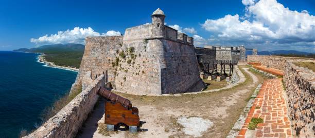castillo del morro fort sur la côte caraïbe gardant l'entrée de la baie de santiage de cuba - santiago de cuba photos et images de collection