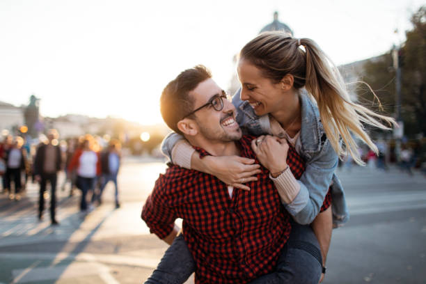 happy couple in the city - love couple city life urban scene imagens e fotografias de stock