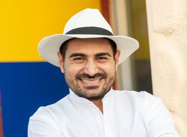 homem latino-americano de sorriso com chapéu do paisa - mid adult men portrait hat human face - fotografias e filmes do acervo