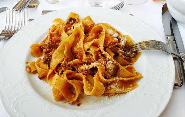 pappardelle al ragù al parmigiano, cibo tradizionale italiano - romagna foto e immagini stock