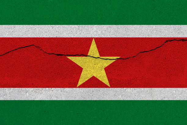 суринамский флаг на бетонной стене с трещиной - flag of suriname стоковые фото и изображения