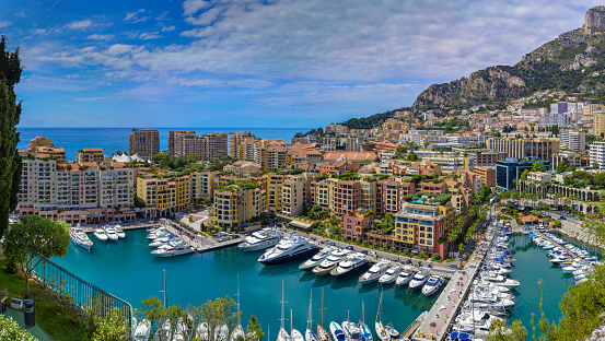 This is a photomerge from 37 pictures of the Fontvieille port seen from Monaco