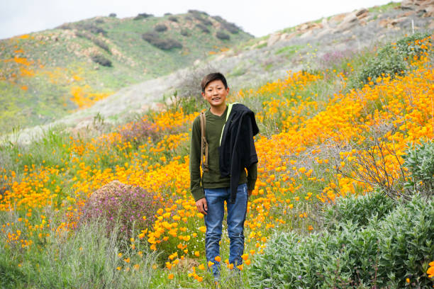 joven deportivo asiático niño disfrutando y senderismo la montaña - poppy oriental poppy plant spring fotografías e imágenes de stock