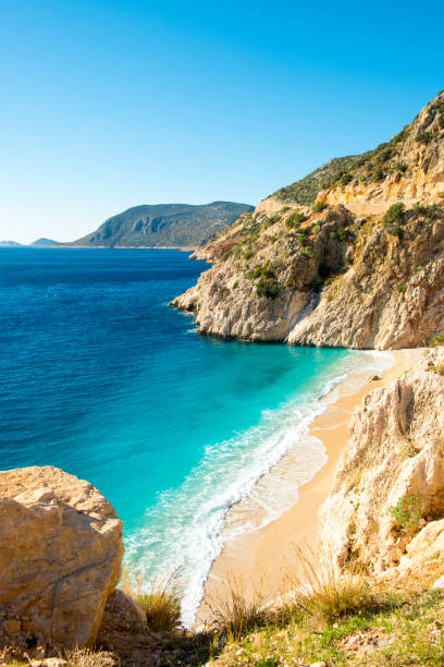 clifftop voir personne sable plage kaputas turquie - kas photos et images de collection