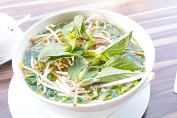 mangiare pho - cibi vietnamiti tailandesi nel ristorante asiatico - ca02 foto e immagini stock