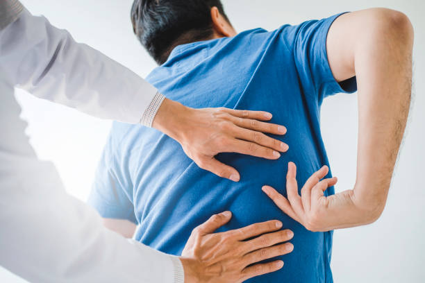 médecin physique consultant avec le patient sur les problèmes de dos concept de physiothérapie - spinal nerve photos et images de collection