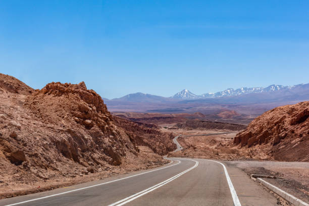 the road going to valle del arcoiris in san pedro de atacama, chile (rainbow valley) - asphalt highway desert valley imagens e fotografias de stock