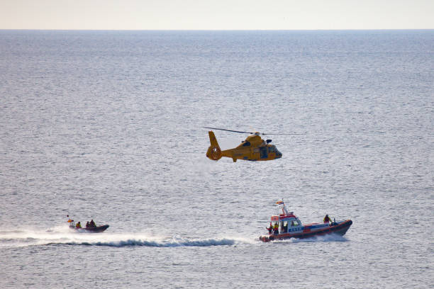 вертолет и две лодки голландской росгвардии в северном море - rescue helicopter coast guard protection стоковые фото и изображения