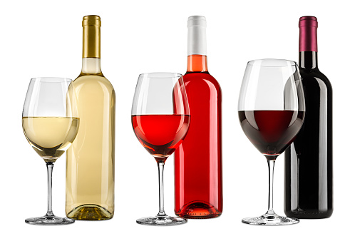 Fila de exquisita colección de cristal de botella de vino blanco rojo y rosa aislado en fondo blanco photo