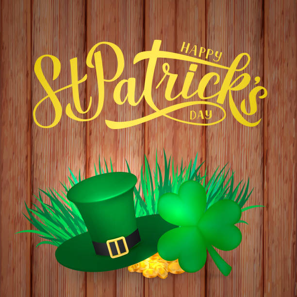 ilustrações, clipart, desenhos animados e ícones de rotulação feliz da mão da caligrafia do dia do st. patrickâs, chapéu do leprechaun, potenciômetro de moedas douradas e do trevo no fundo de madeira. ilustração do vetor.  cartão do dia de patricks de saint, bandeira, poster, insecto. - saint patricks banner green beer patrick leprechaun hat