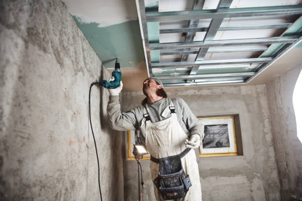 istock Workman plastering gypsum walls inside the house. 1136137194