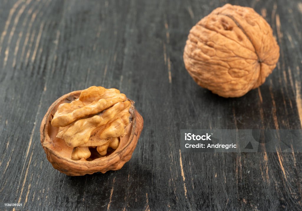 Walneut Walnut With Half Stock Photo - Download Image Now - Brain, Broken ...