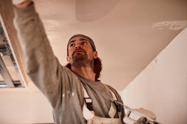 istock Worksman plastering gypsum walls inside the house. 1136140227