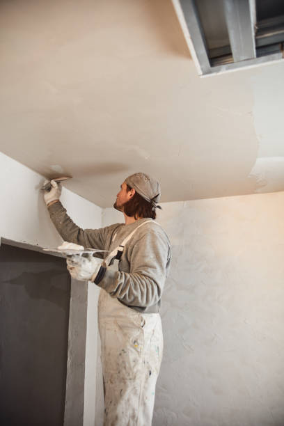 istock Worksman plastering gypsum walls inside the house. 1136140492
