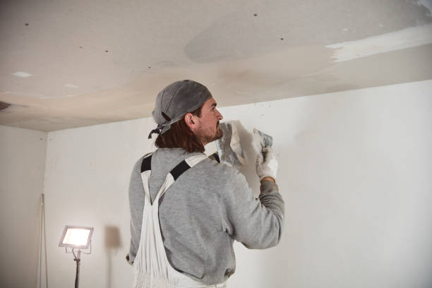 istock Worksman plastering gypsum walls inside the house. 1136140514