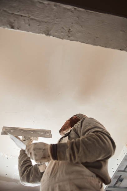 istock Worksman plastering gypsum walls inside the house. 1136141268