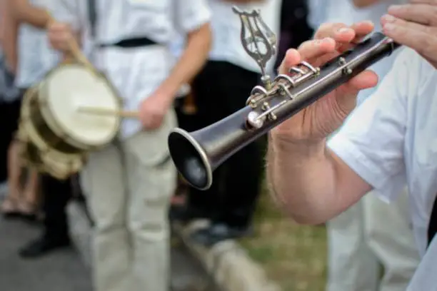 In the middle of a band, the clarinet always attracts attention, with its characteristic wind sound, a beautiful instrument both for how it is and for what it achieves.