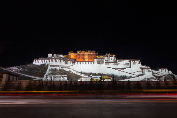 potala palace at night - tibet potala palace lhasa himalayas imagens e fotografias de stock