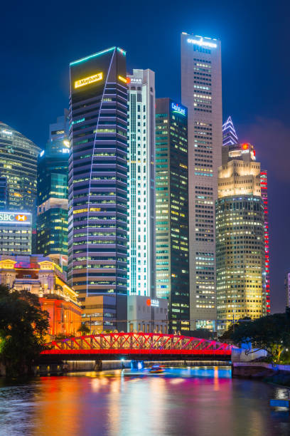 arranha-céus da baixa de singapore núcleo que brilhante na noite acima da ponte de anderson - singapore skyline - fotografias e filmes do acervo