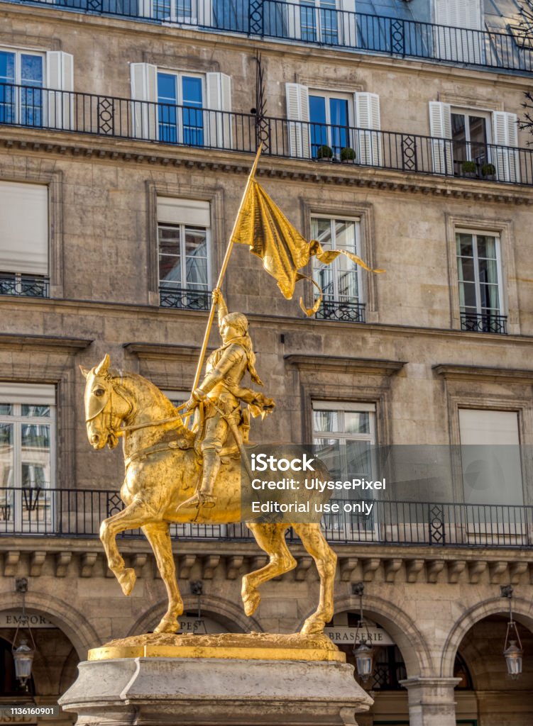 Paris 'teki Place des Pyramides 'te bulunan Joan of Arc heykeli - Royalty-free Altın - Metal Stok görsel