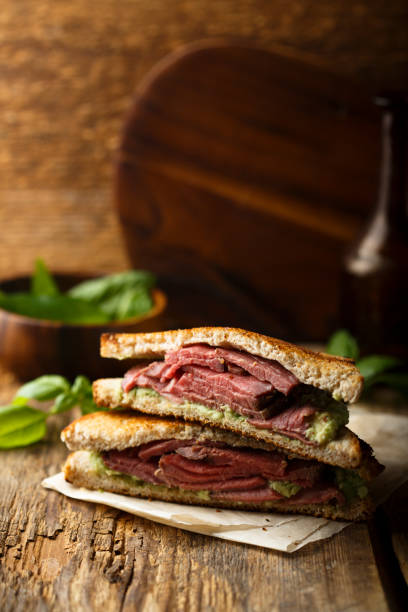sandwich au rôti de boeuf - sandwich delicatessen beef roast beef photos et images de collection