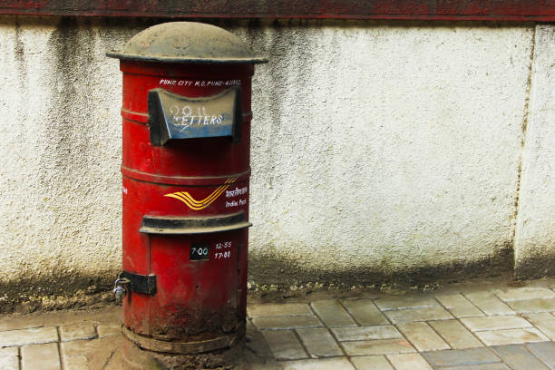 vista próxima da caixa indiana vermelha do borne na rua. - red asia send mail - fotografias e filmes do acervo