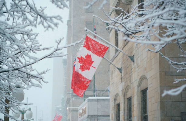 bandera canadiense frente a un edificio de negocios en ottawa, ontario, canadá - canada canadian flag business canadian culture fotografías e imágenes de stock