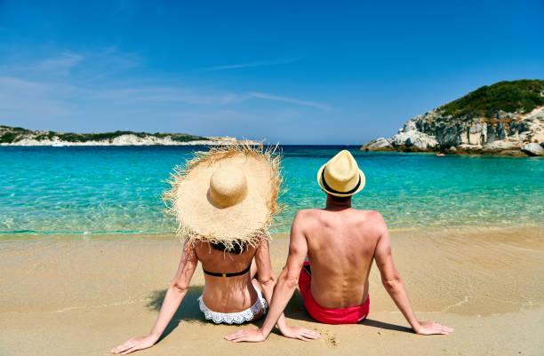 coppia sulla spiaggia in grecia - vacations halkidiki beach sand foto e immagini stock