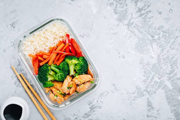 브로콜리, 쌀, 당근이 포함 된 치킨 데리 야 끼 식사 준비 도시락 용기 - teriyaki broccoli carrot chicken 뉴스 사진 이미지