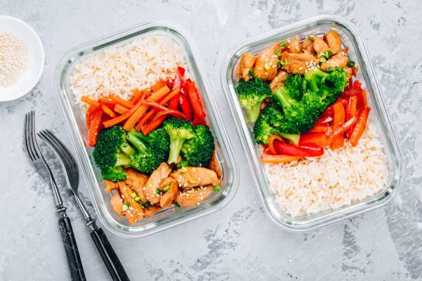 chicken teriyaki meal prep lunch box containers with broccoli, rice and carrots - teriyaki broccoli carrot chicken imagens e fotografias de stock