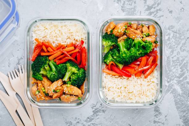 chicken teriyaki meal prep lunch box containers with broccoli, rice and carrots - teriyaki broccoli carrot chicken imagens e fotografias de stock