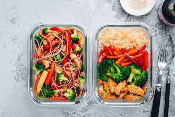 chicken teriyaki stir fry meal prep containers with broccoli, carrots, rice or soba noodles - teriyaki broccoli carrot chicken imagens e fotografias de stock