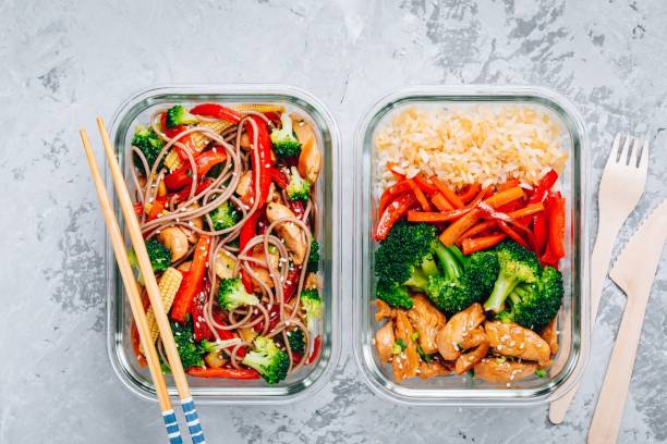 chicken teriyaki stir fry meal prep containers with broccoli, carrots, rice or soba noodles - teriyaki broccoli carrot chicken imagens e fotografias de stock