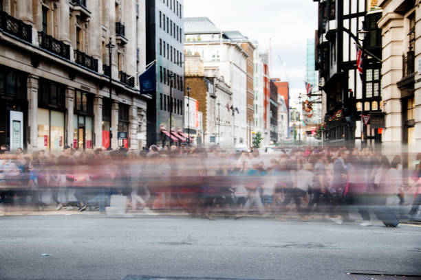 ロンドンの繁華街の歩行者の交通 - london england night city urban scene ストックフォトと画像