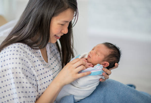 mother and baby in bed - baby lying down sleeping asian ethnicity imagens e fotografias de stock