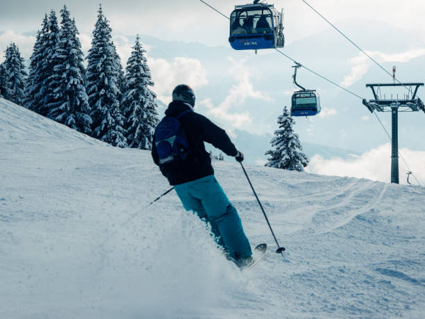 esquis de homem em zillertal arena zillertal elevadores de esqui - ski arena - fotografias e filmes do acervo
