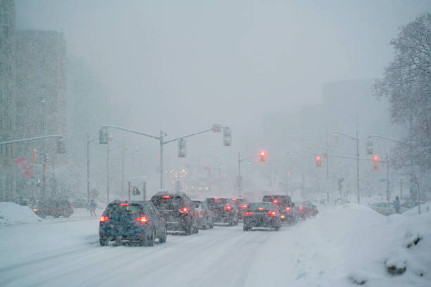 conduire dans une tempête de neige - snow car winter road photos et images de collection