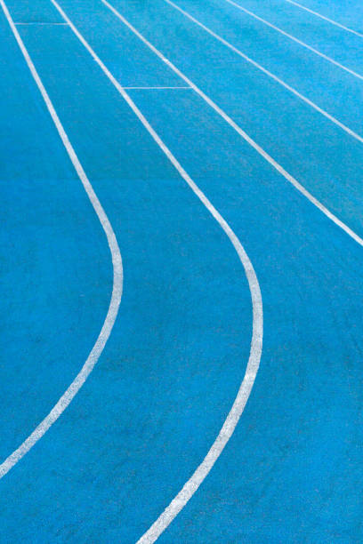 白線をテクスチャとして陸上競技場のランニングトラックの青い合成面の断片, 背景 - starting line competition running jogging ストックフォトと画像