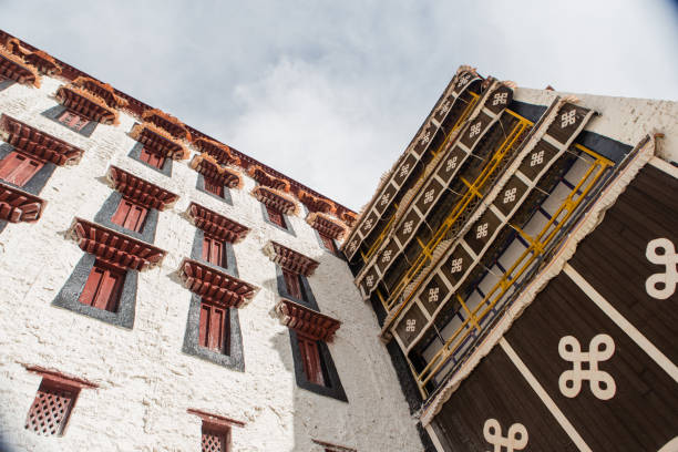 potala palace in winter - tibet potala palace lhasa himalayas imagens e fotografias de stock