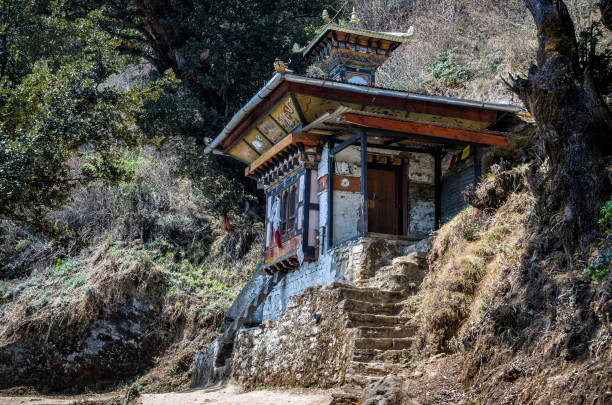 temple along the footpath to the tiger nest, paro, bhutan - padmasambhava imagens e fotografias de stock