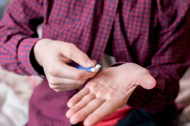 persons hand take chewing gum b - chew the cud imagens e fotografias de stock