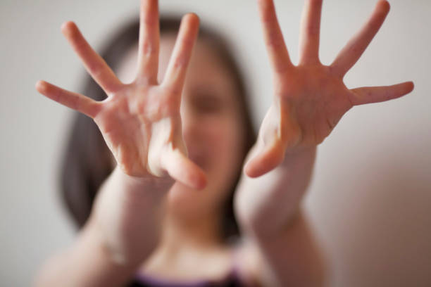 The little girl defends herself with her own hands